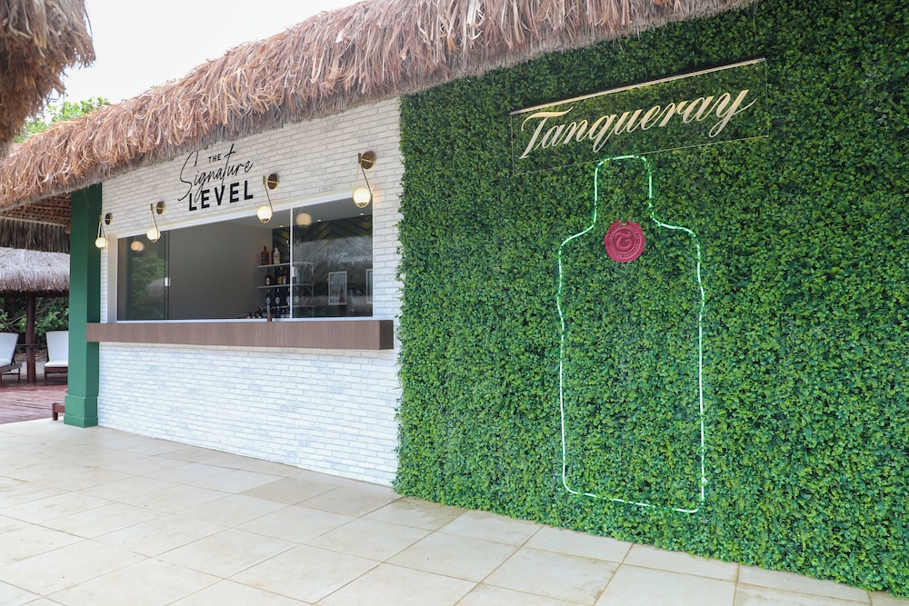 The Signature Level at Grand Palladium Imbassaí Resort & Spa 2/44