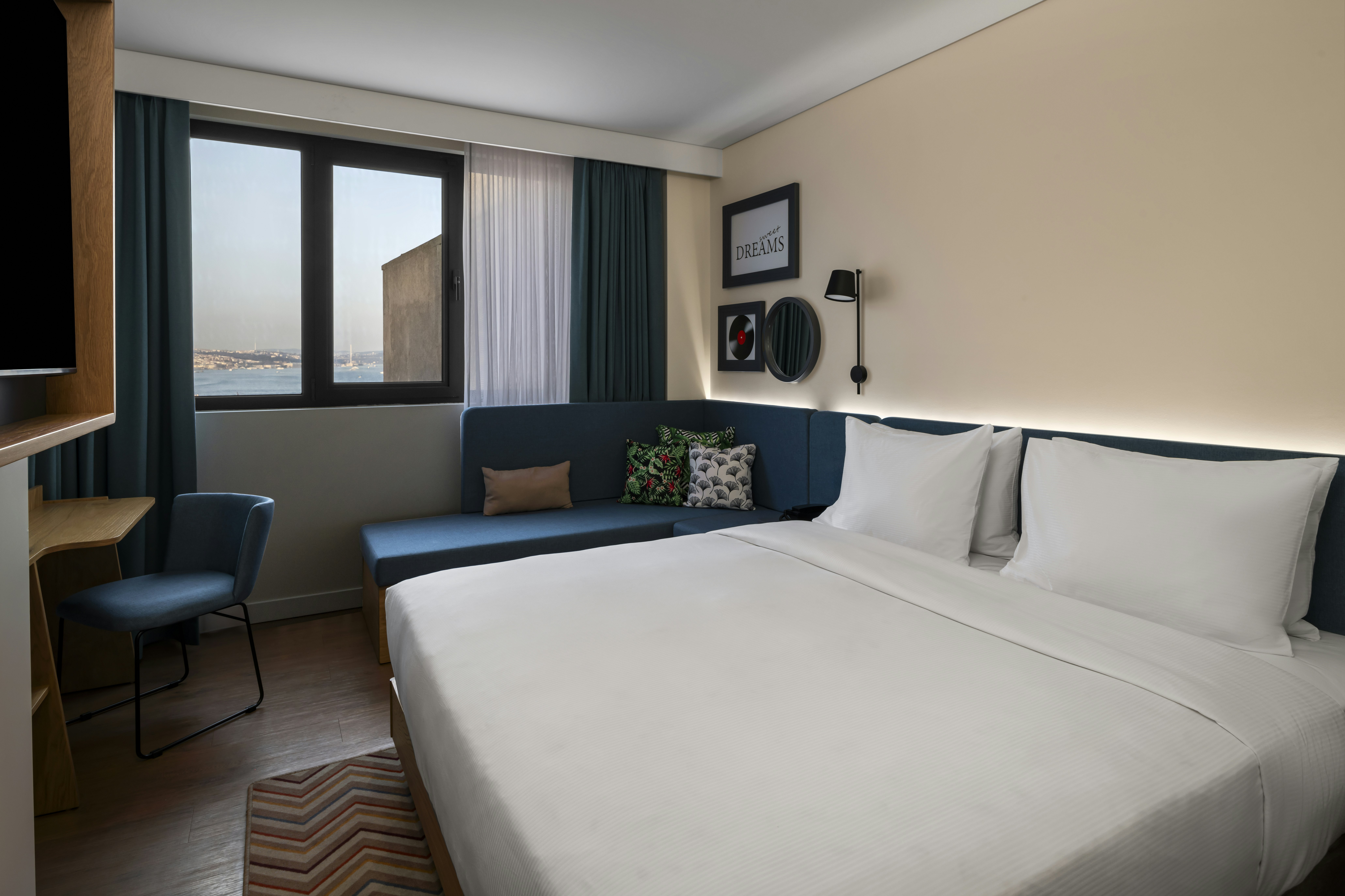 ROOM, KING BED, SOFA