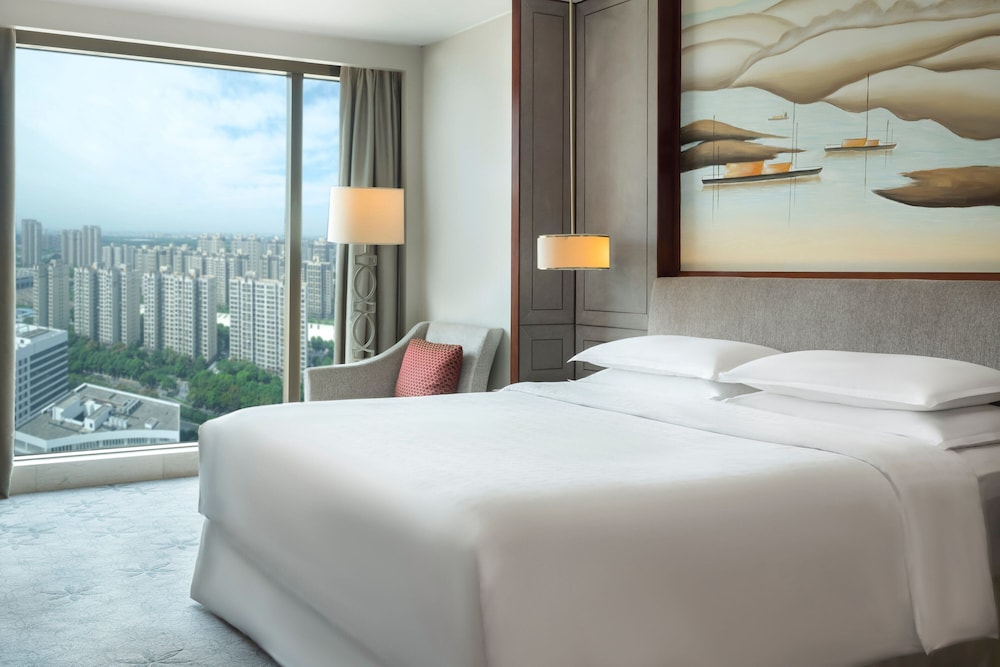 DELUXE ROOM KING BED