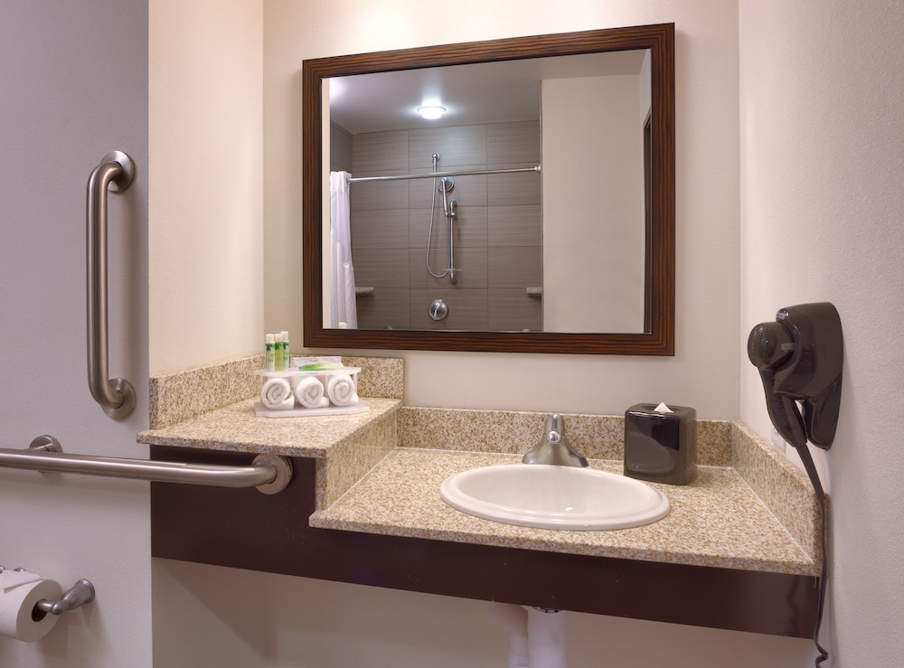 Holiday Inn Express Suites Overland Park 47/60