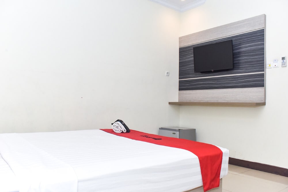 Reddoorz Plus Near Makassar Town Square 18/21