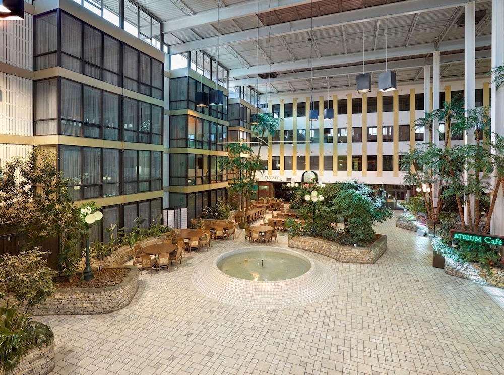 Wyndham Edmonton Hotel and Conference Centre 55/57