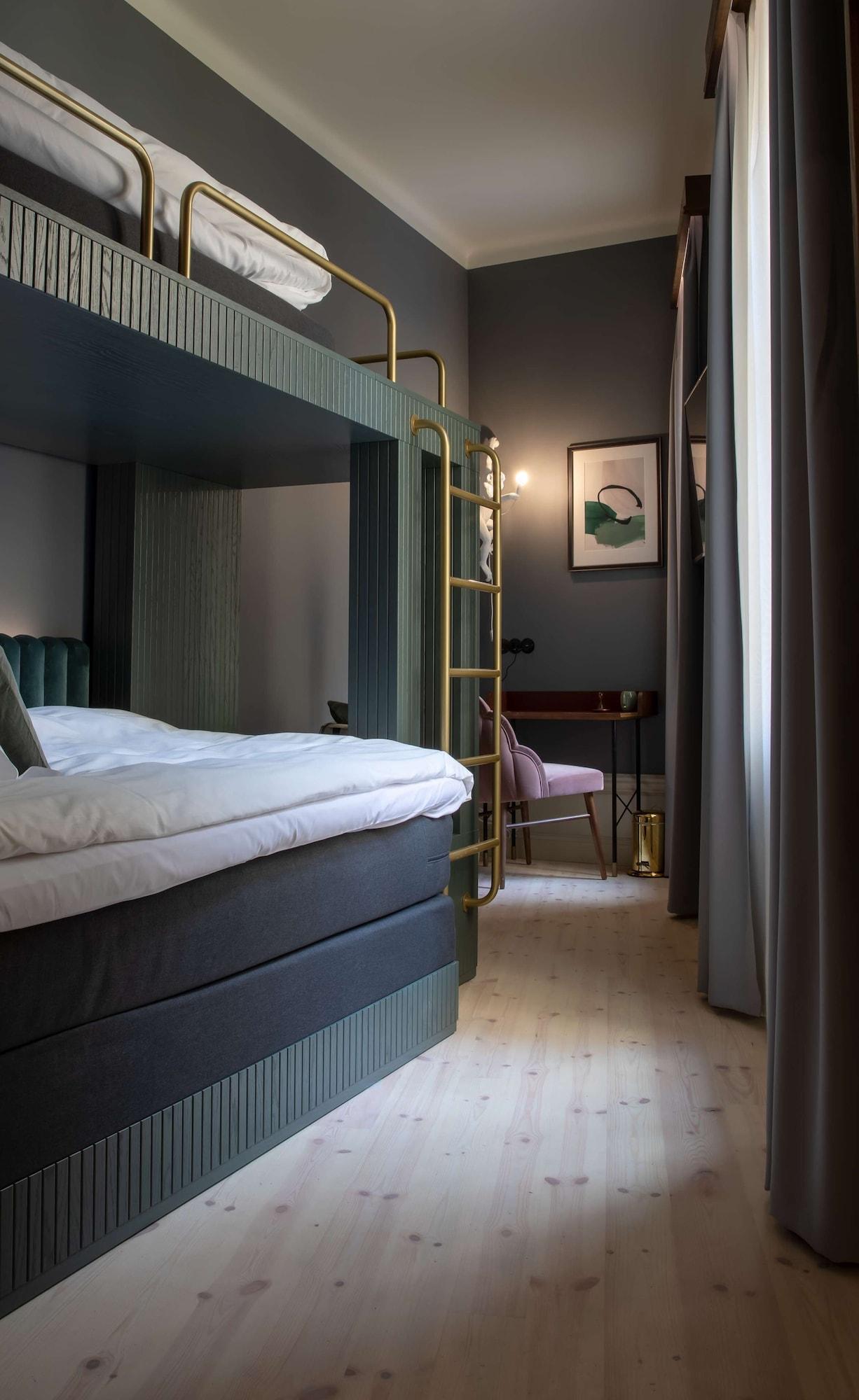 Family, Multiple Beds