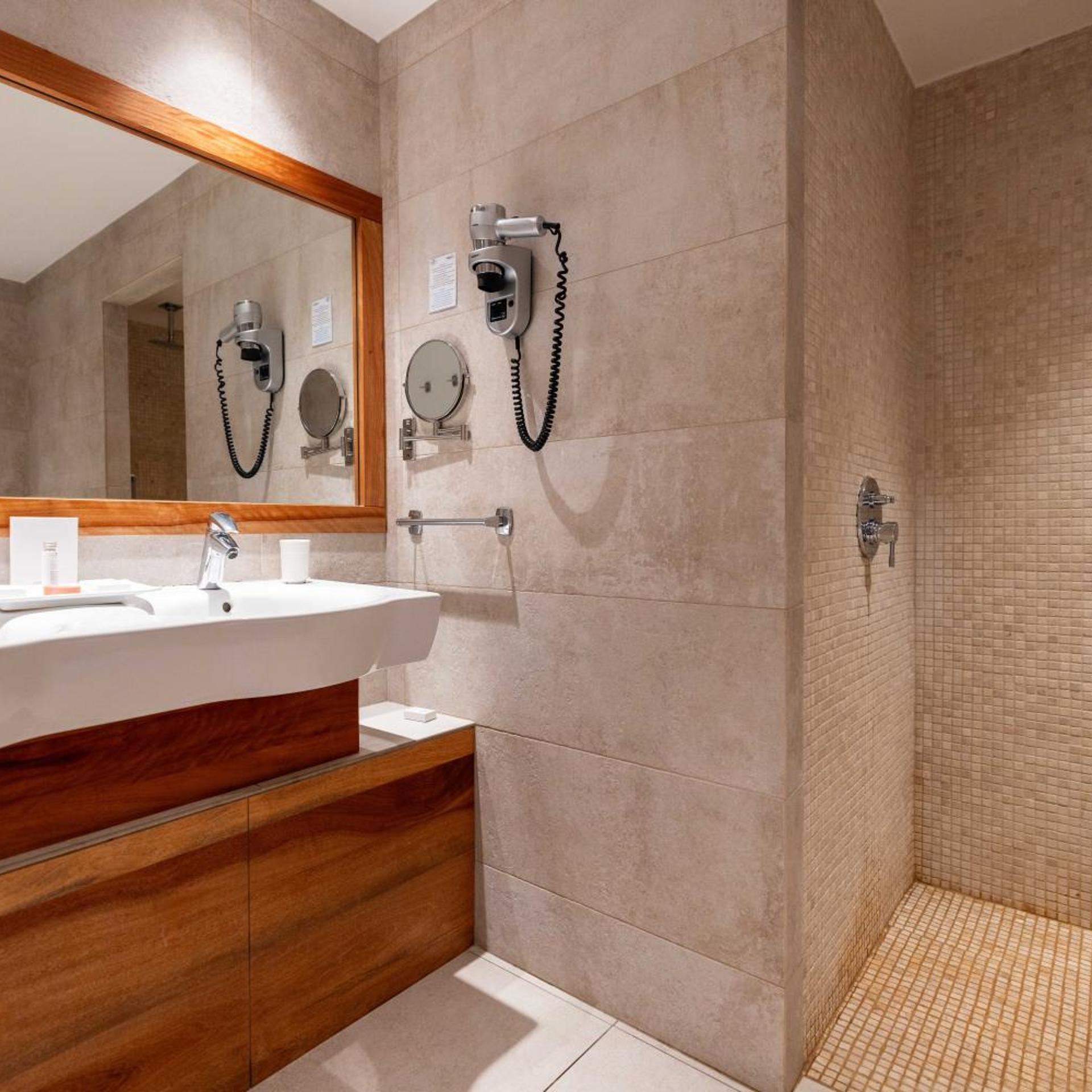 Senior, Suite, Partial Lagoon View, Hot Tub
