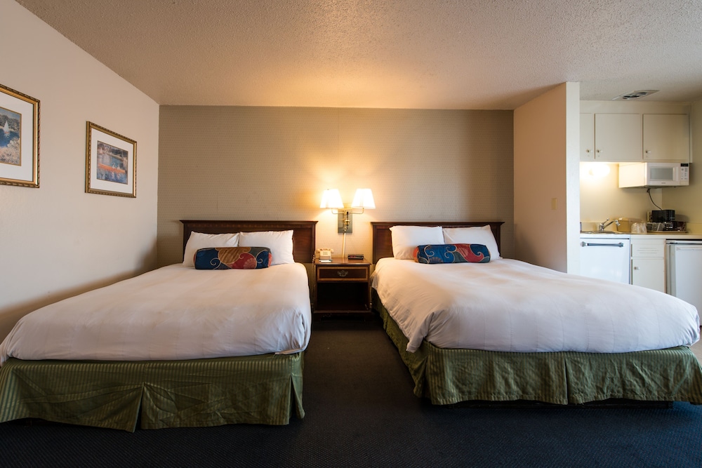 STANDARD, 2 QUEEN BEDS, POOL VIEW, COURTYARD AREA
