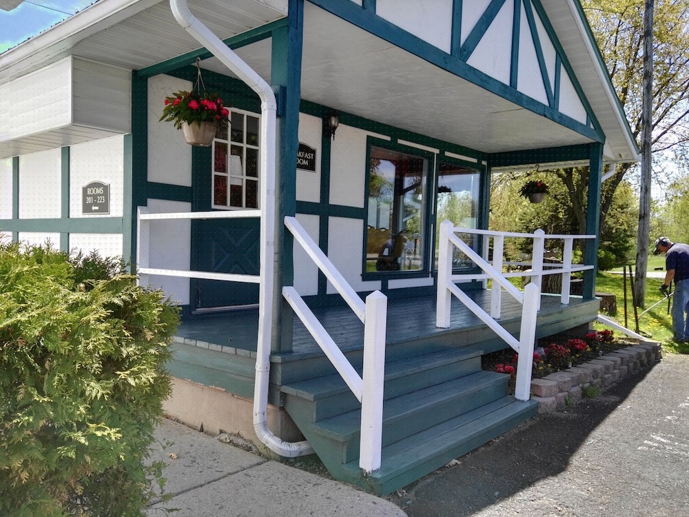 Super 8 by Wyndham Gananoque - Country Squire Resort 9/88