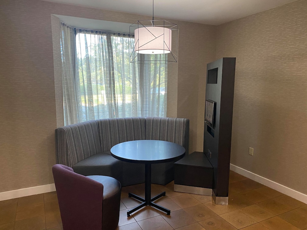 Courtyard Newport News Yorktown 23/24