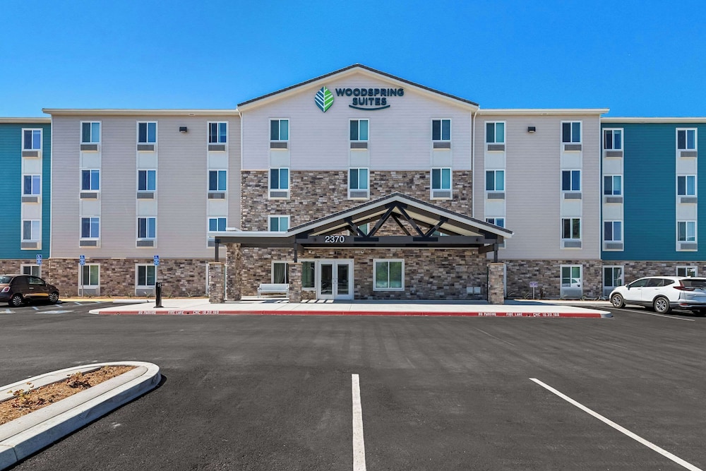 WoodSpring Suites Corona 16/23
