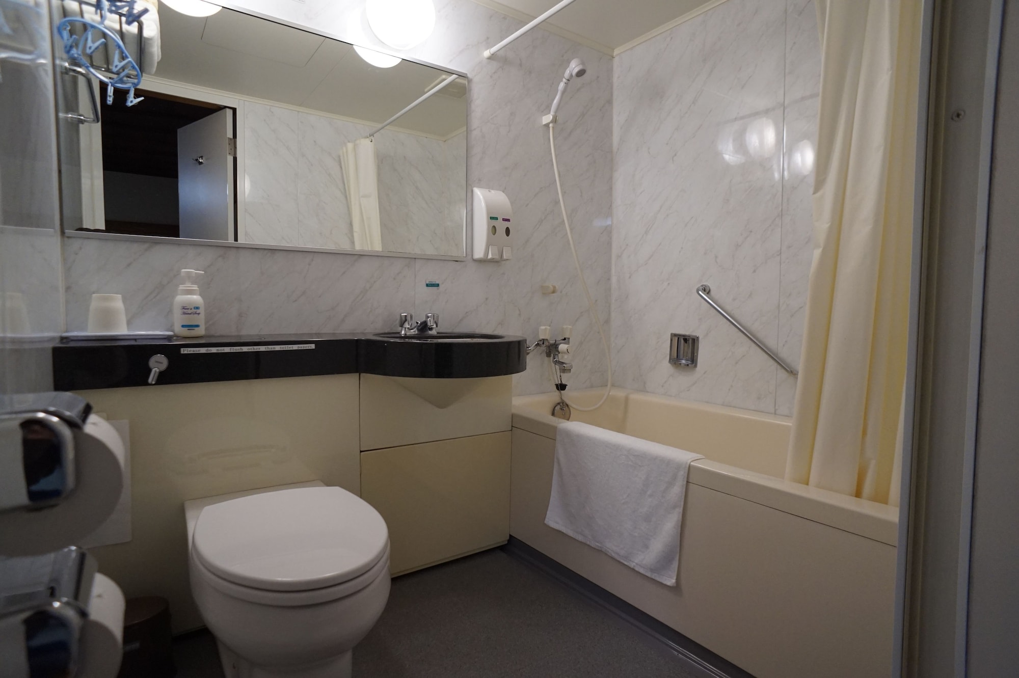 FAMILY, PRIVATE BATHROOM