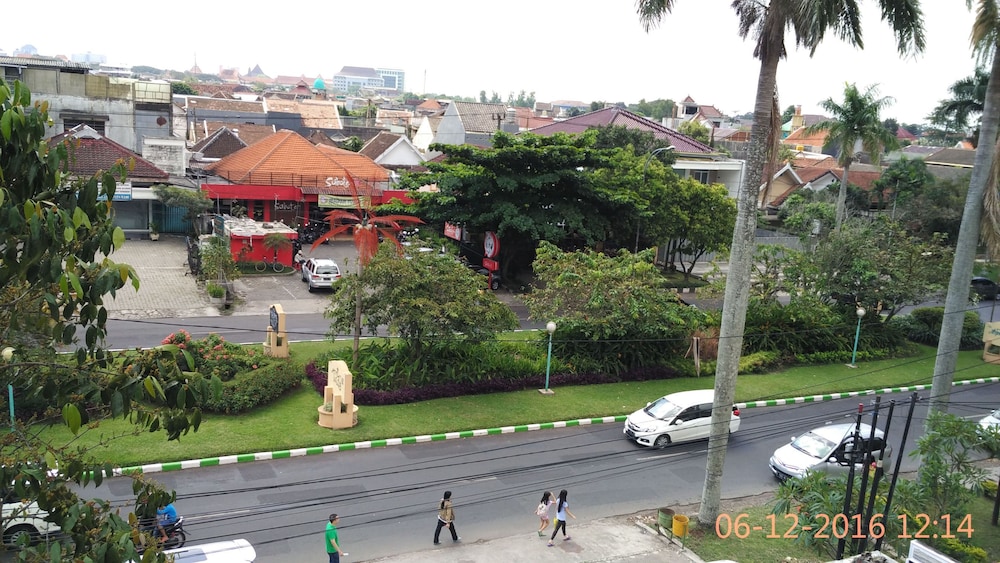 Malang City Boulevard Homestay And Resto 53/55