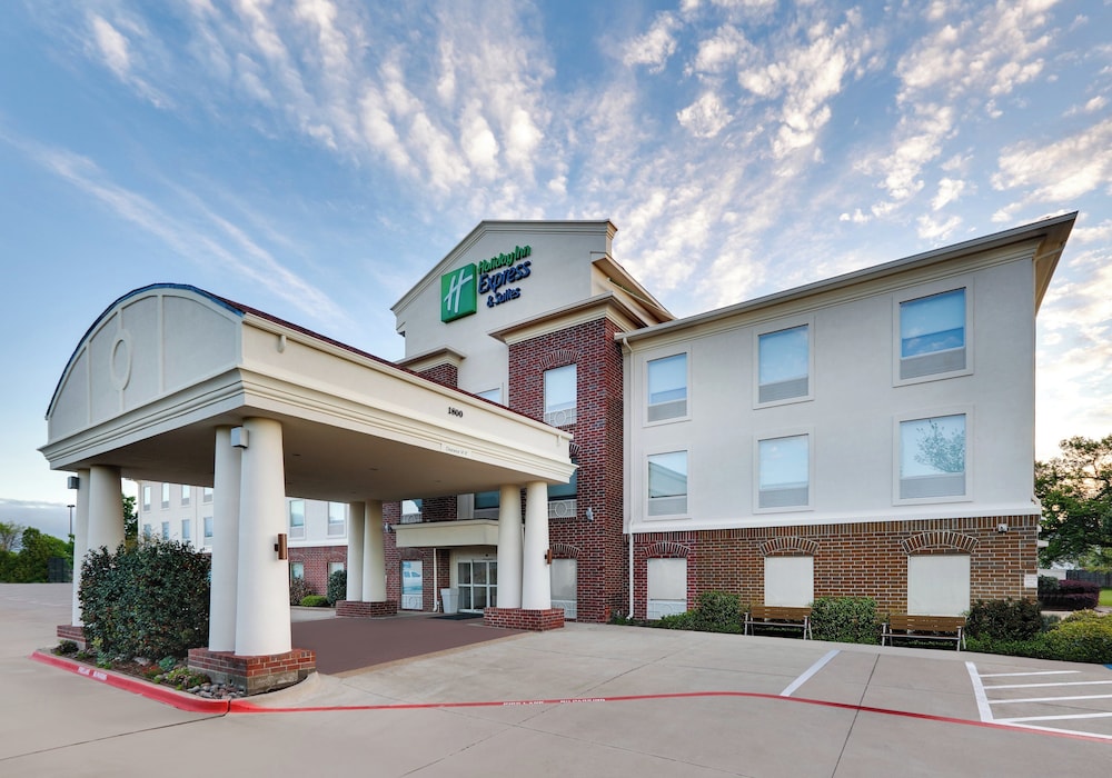 Holiday Inn Express Hotel Suites Cleburne 73/76