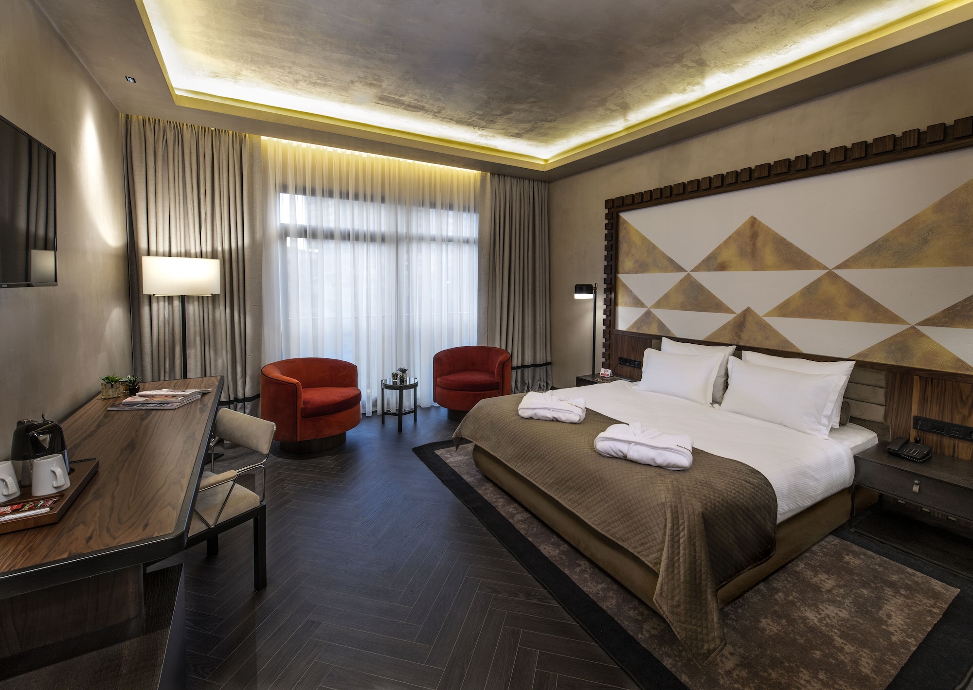 DELUXE, DOUBLE OR TWIN BED