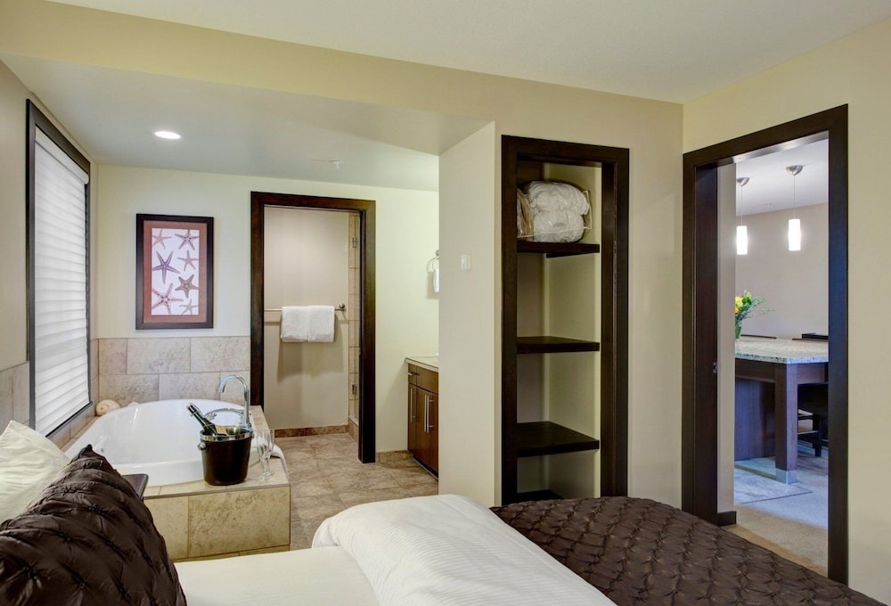 Sunrise Ridge Waterfront Resort 37/82