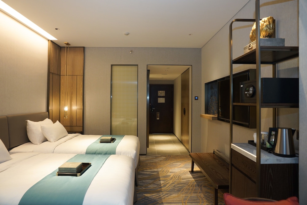 Dong Fang Hotel 36/74