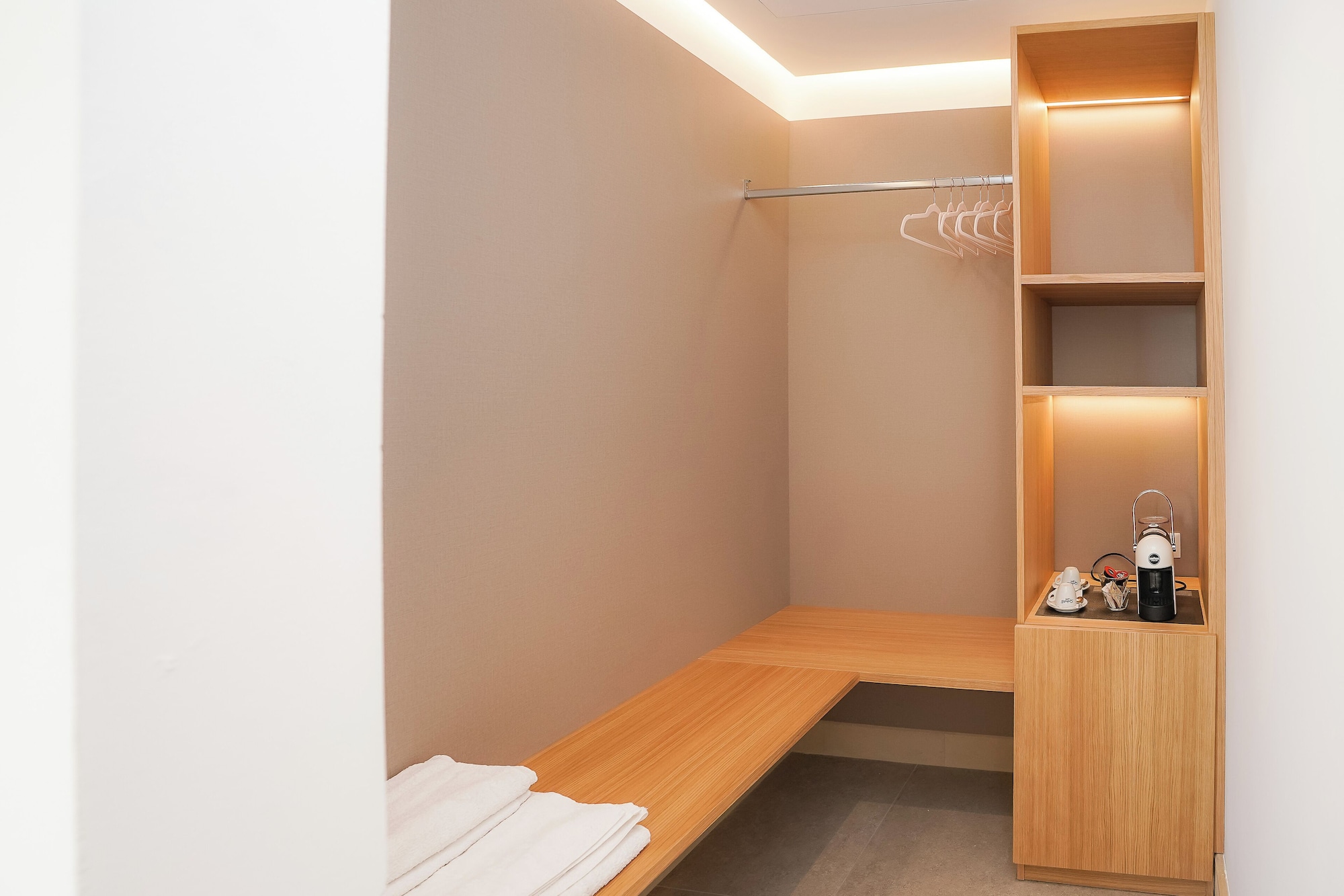 غرفة جونيور بسرير كوين مع أريكة، Corte Dei Melograni Hotel Resort 5/8
