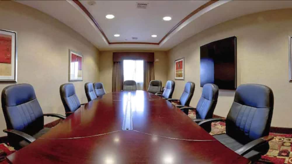 Holiday Inn Express Hotel And Suites Bartlesville 33/35