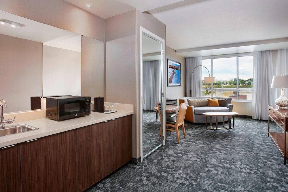 Courtyard Erie Bayfront 36/65