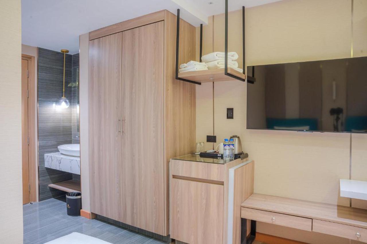 Sunday Belajandro Hotel 44/44