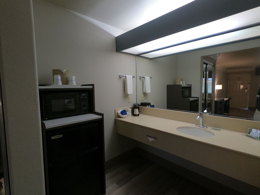 Best Western Inn & Suites Lemoore 8/36