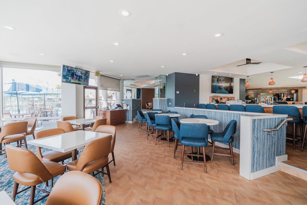 Bay Club Hotel & Marina 52/65