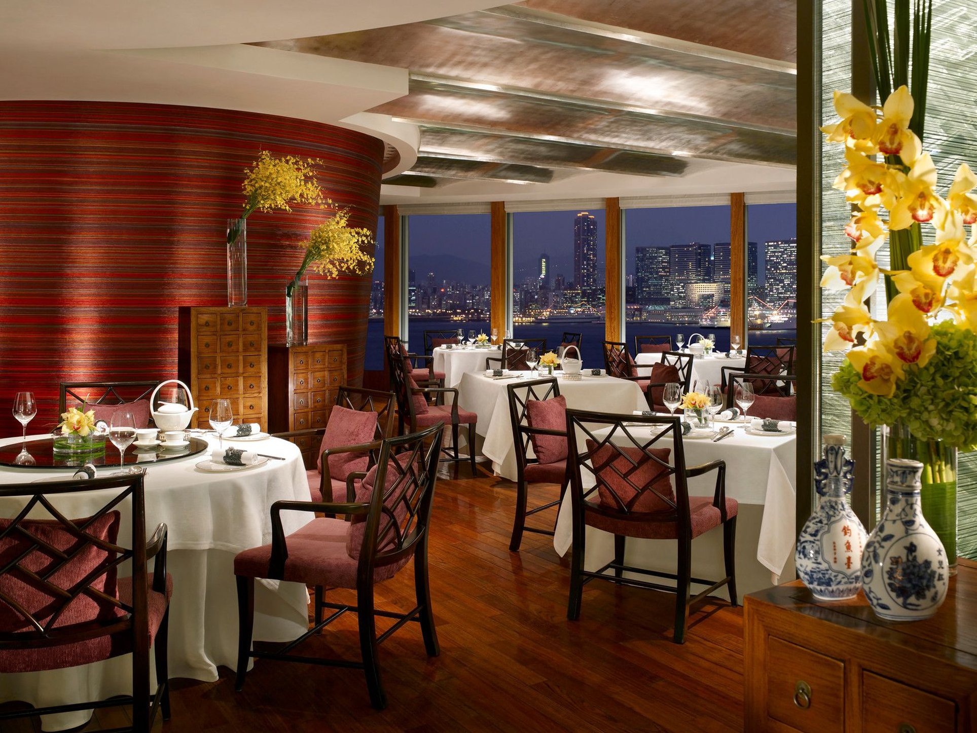 Four Seasons Hotel Hong Kong 58/76