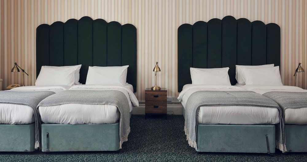 ROOM, QUADRUPLE