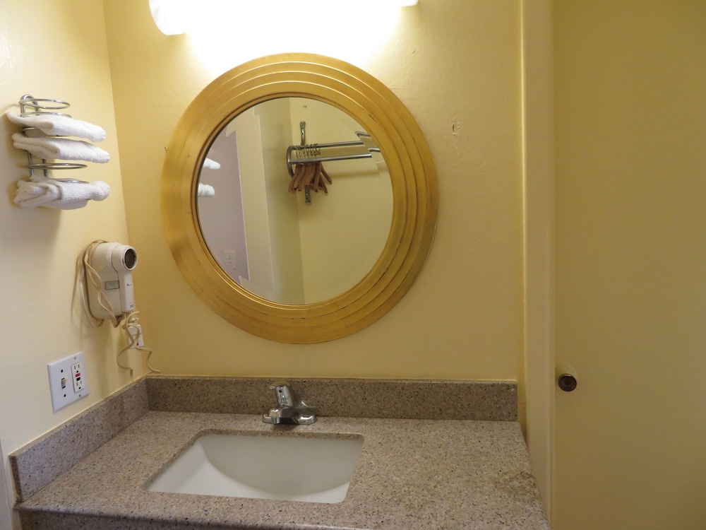 Royal Crest Inn Medford 27/28