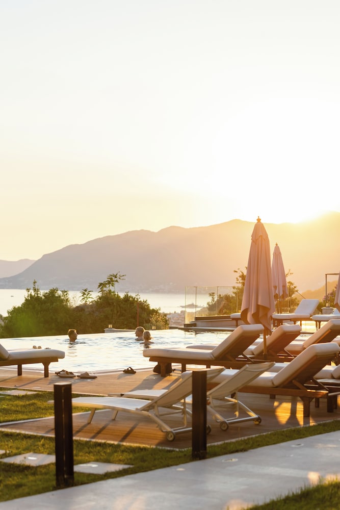 Royal Blue Resort & Residences 46/50