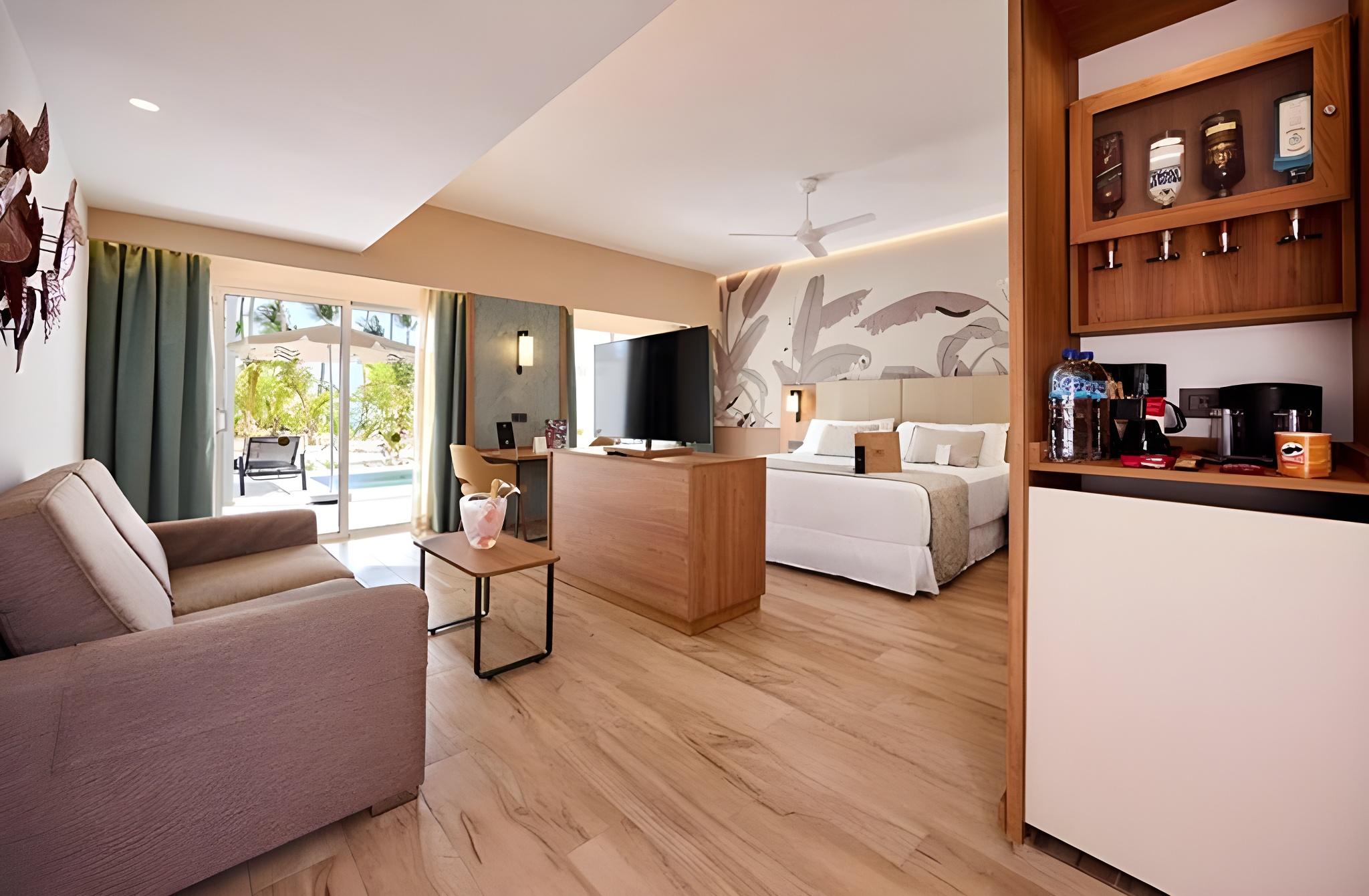 Elite, Club, Suite, King Bed, Sea Front, with Pool