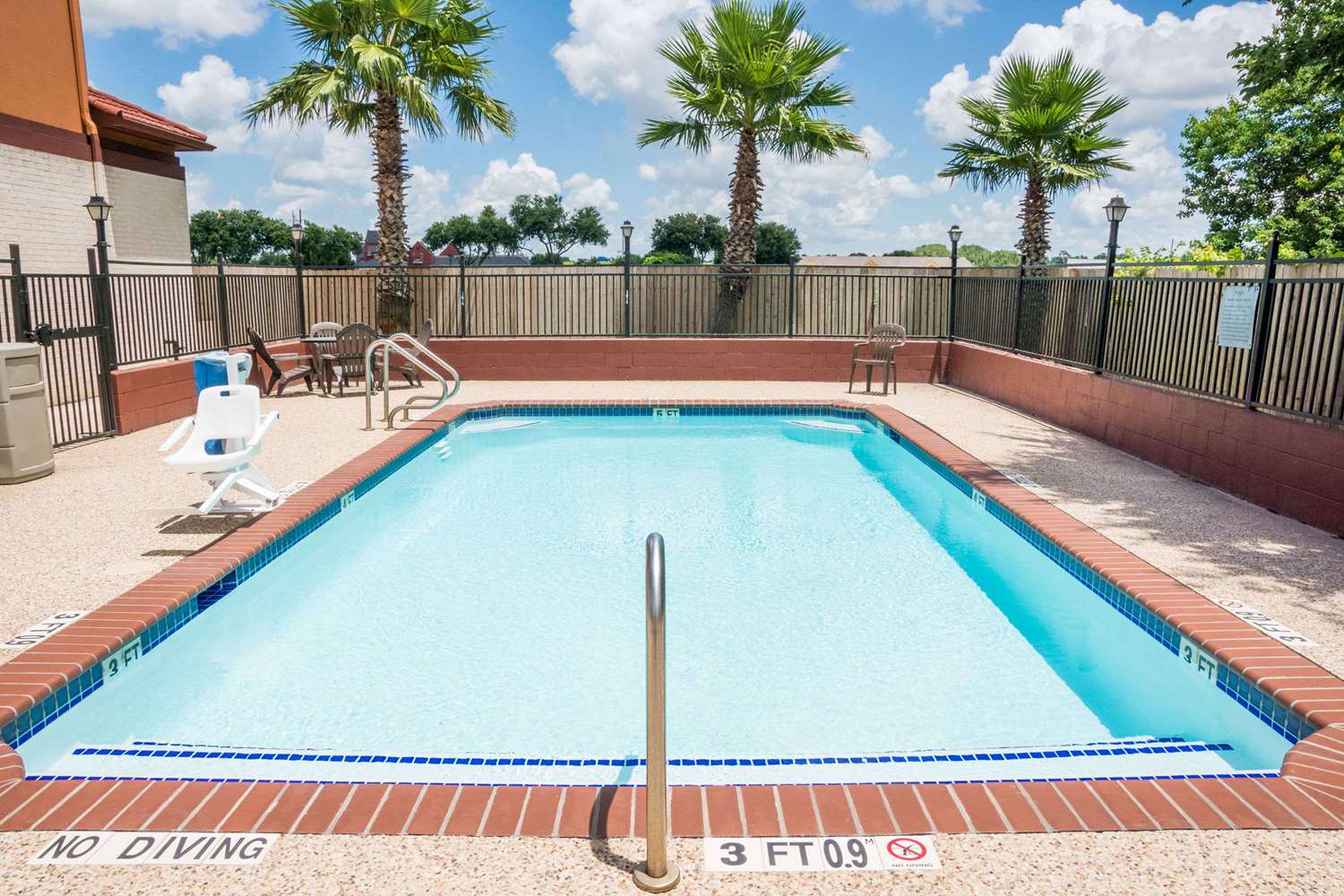 Super 8 By Wyndham Brookshire Tx 6/11