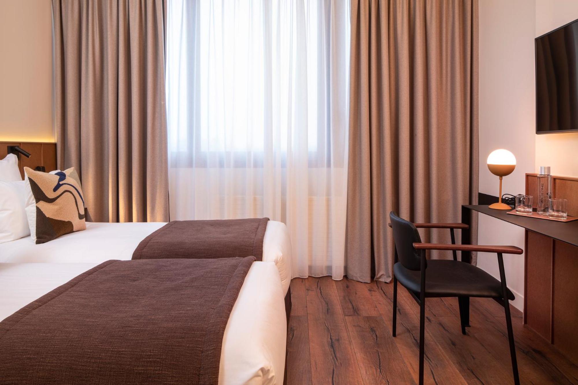غرفة قياسية بسرير كينج، Hotel du Port 4/8