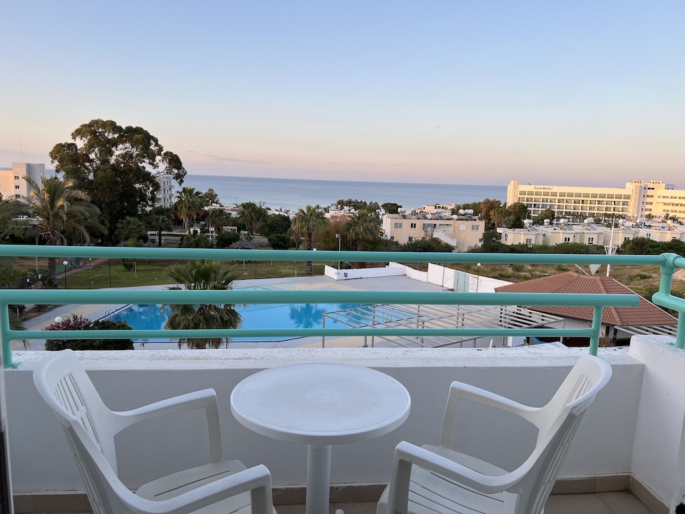 Adelais Bay Hotel 37/50