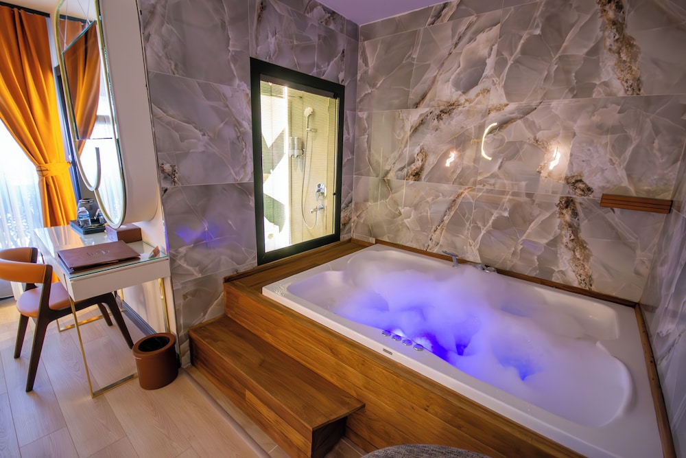 Elysian Airport Hotel & Restaurant 30/50