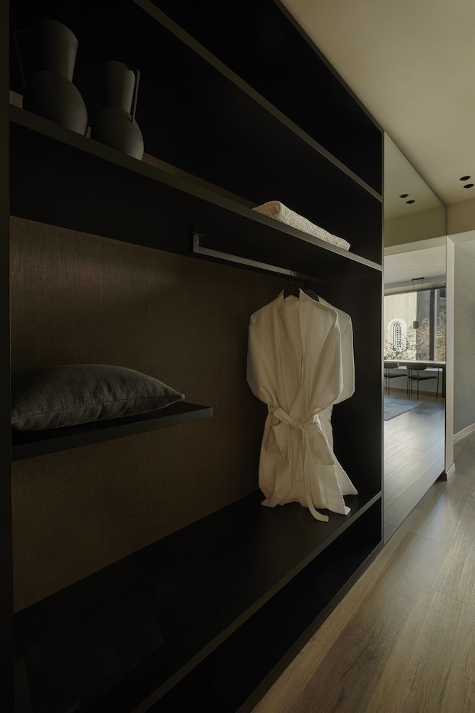 Woo Suites 25/62