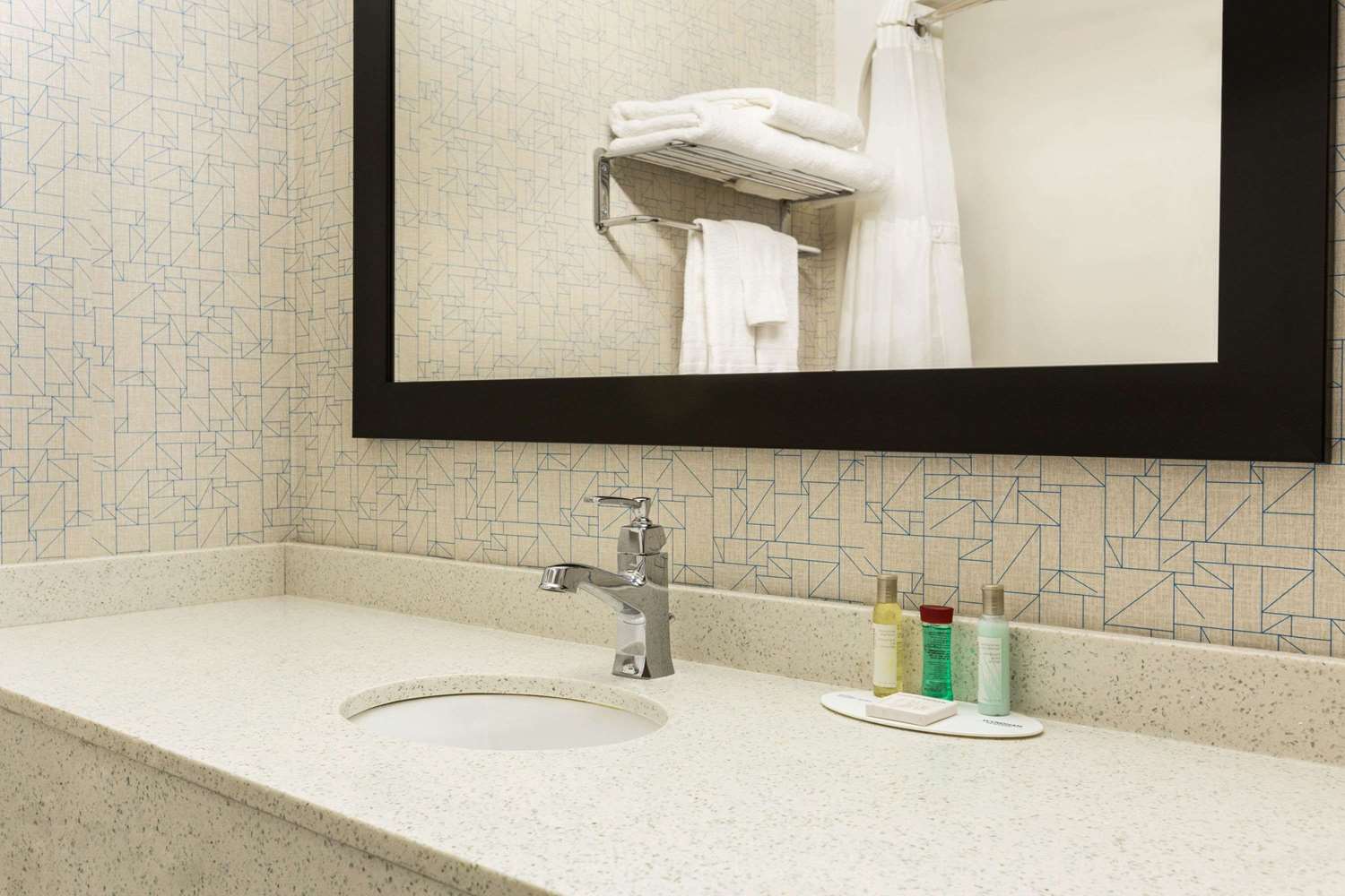 Travelodge By Wyndham Windsor 24/24