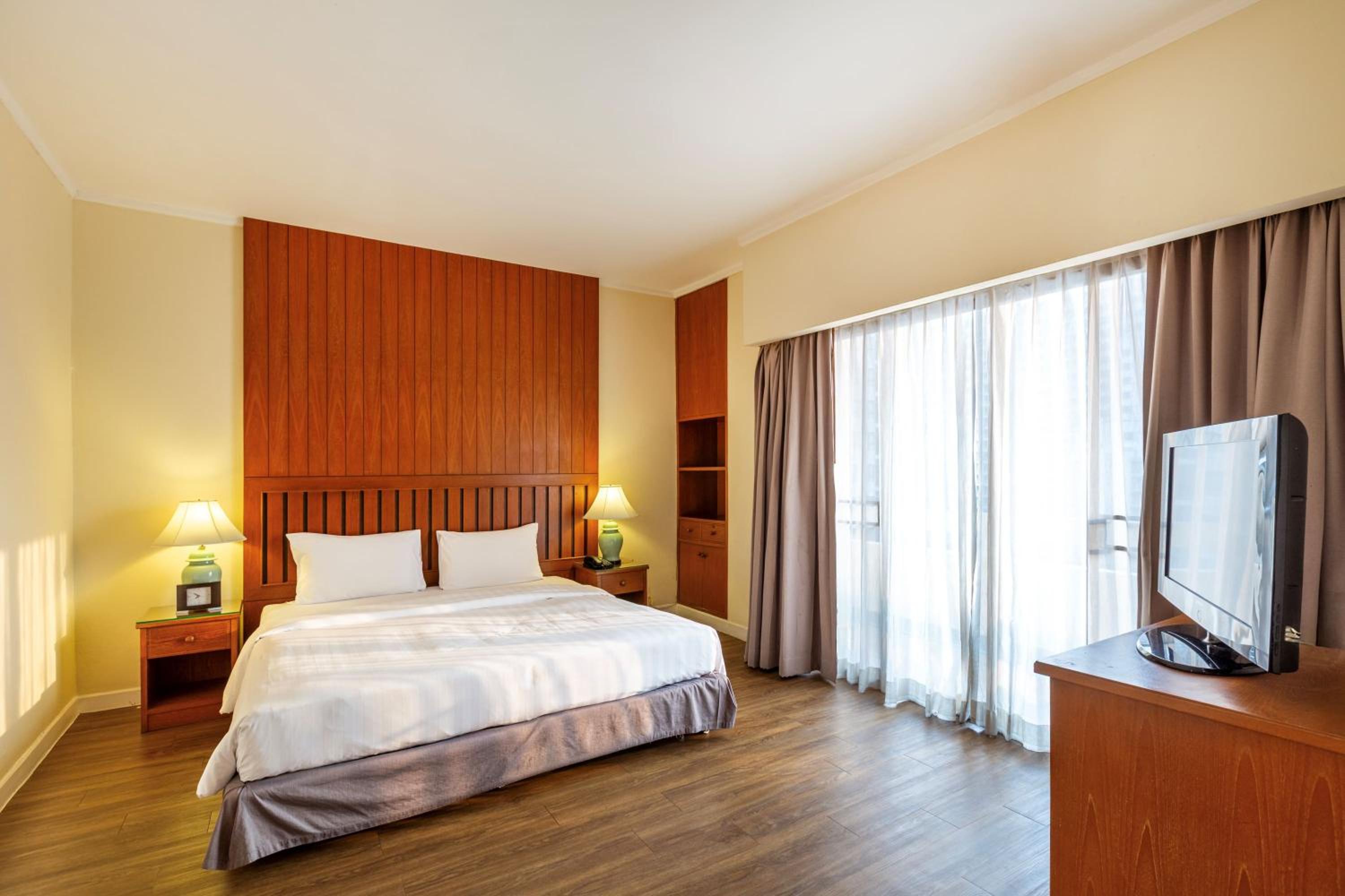 2 Bedrooms, Condo, Standard