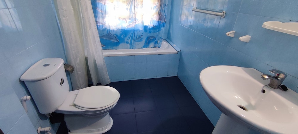 غرفة كومفورت بسرير كينج بحمام خاص في الطابق الأرضي، Andrews Hostel 9/10