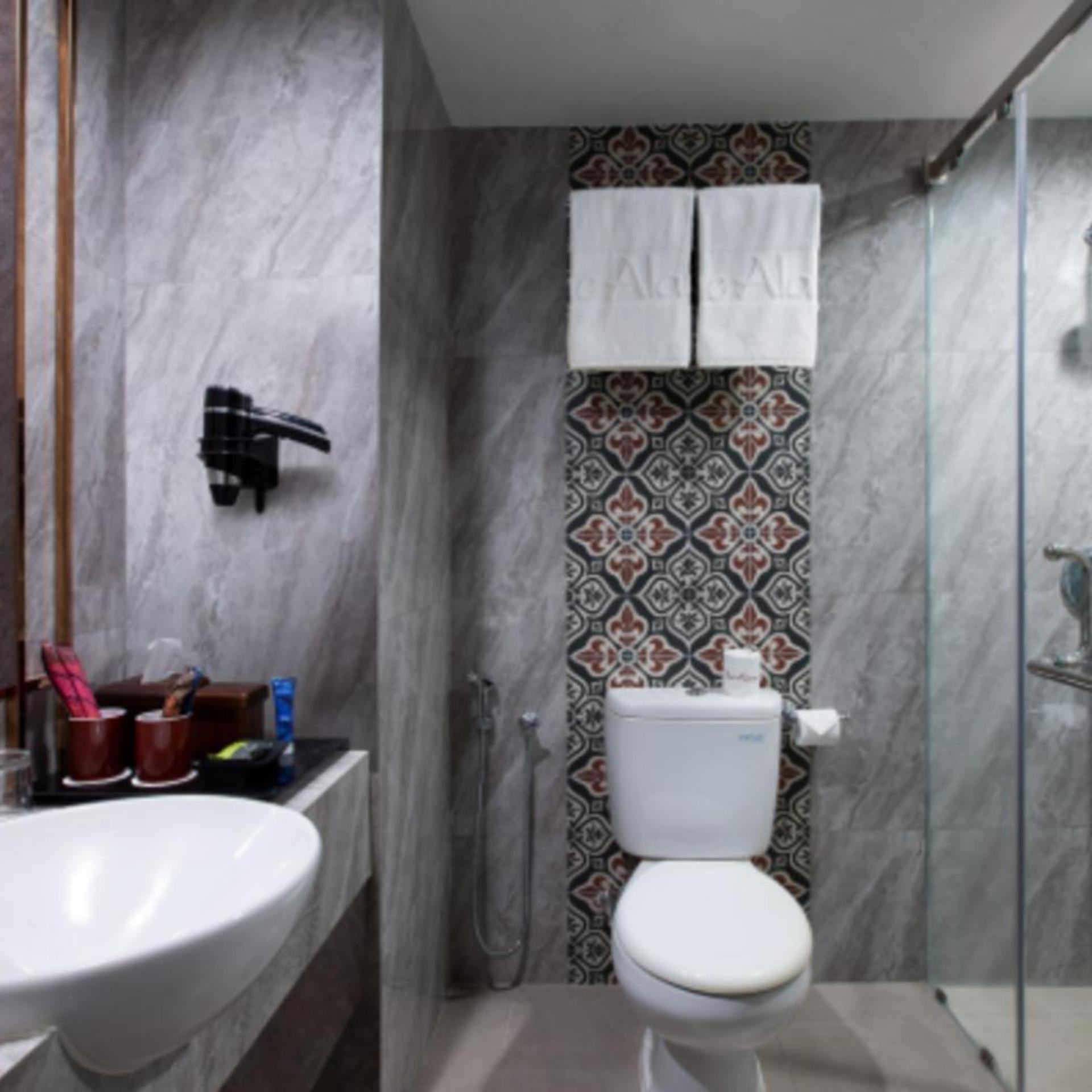 غرفة بريميير سوبيريور بسرير كينج، The Alana Hotel & Conference Center Malioboro Yogyakarta By Aston 4/4