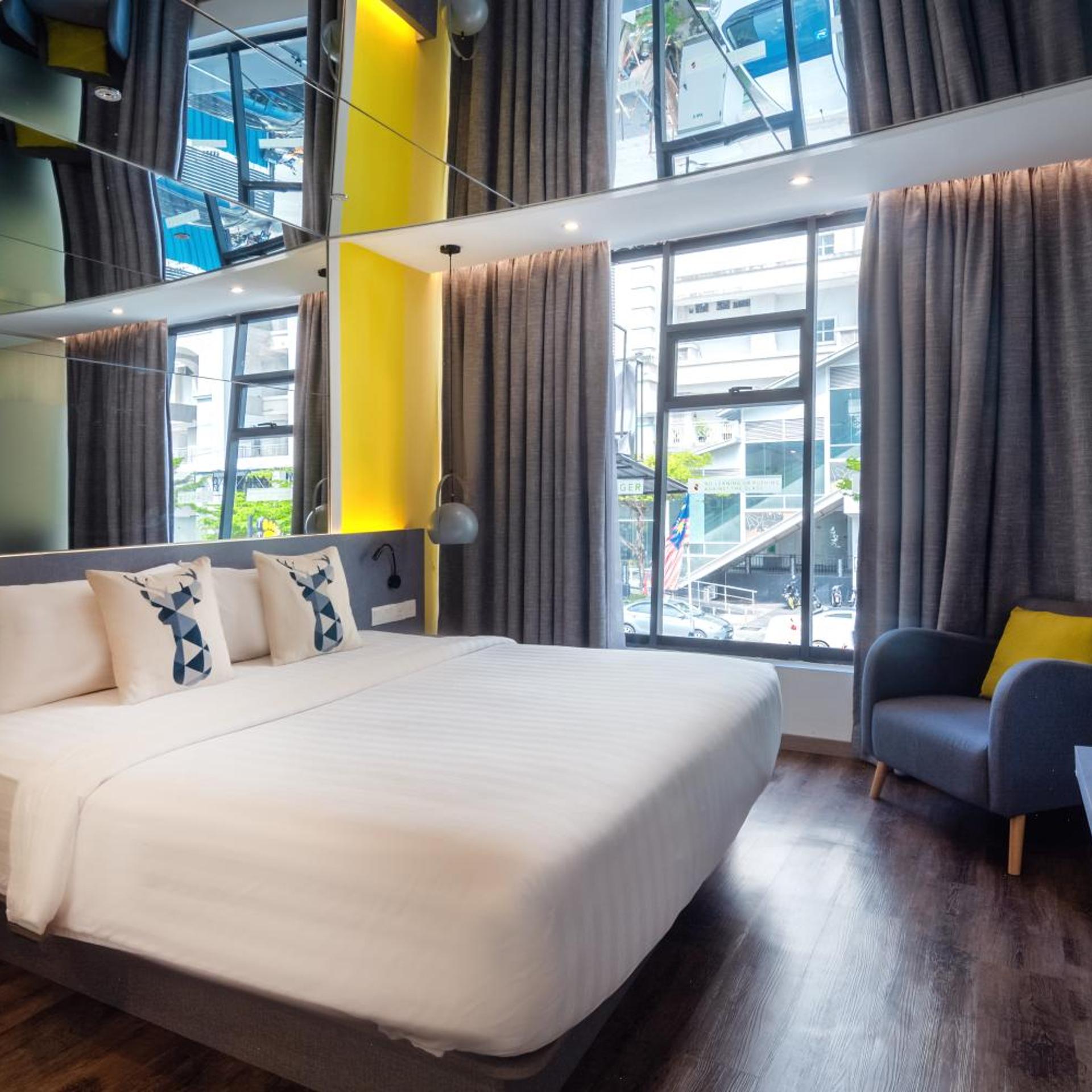 Deluxe, Suite, Apple Hotel Times Square 2/10
