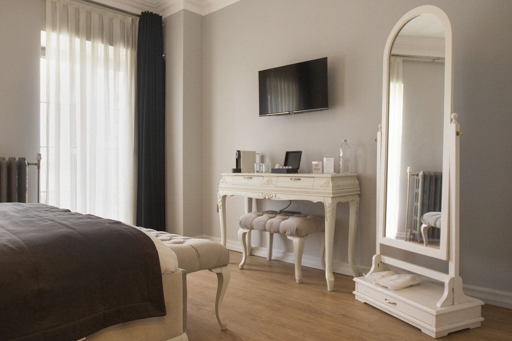 Louis Rooms 6/48