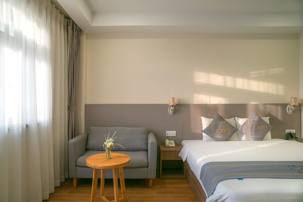 غرفة سوبيريور بسرير كينج بشرفة، Orbit Hotel 4/6