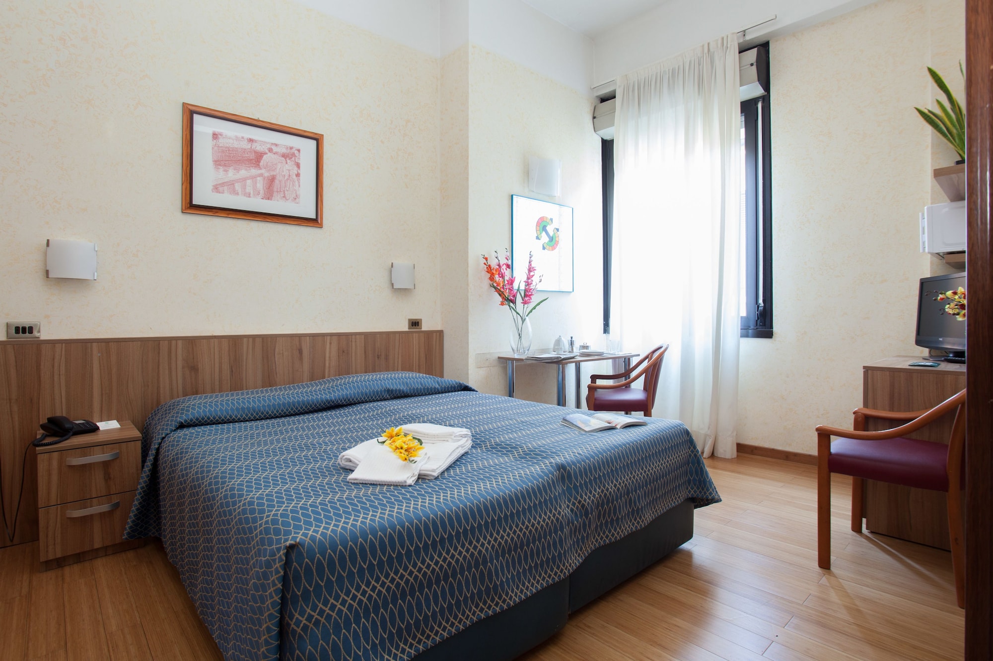ROOM, DOUBLE BED, KITCHENETTE
