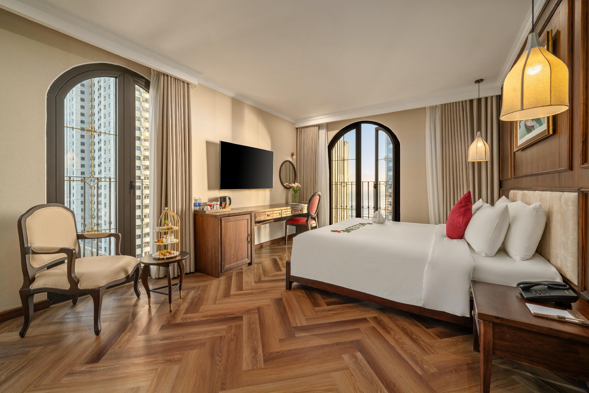 Suite, Double Bed, Partial Sea View, Bathtub