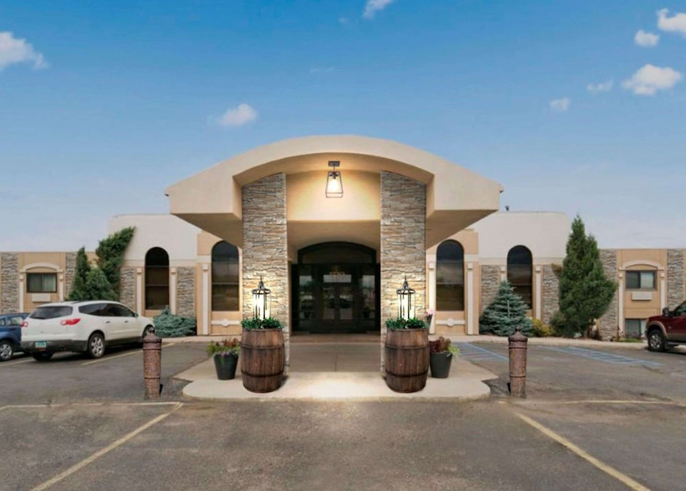 Revel Hotel Minot, SureStay Collection by Best Western 2/66