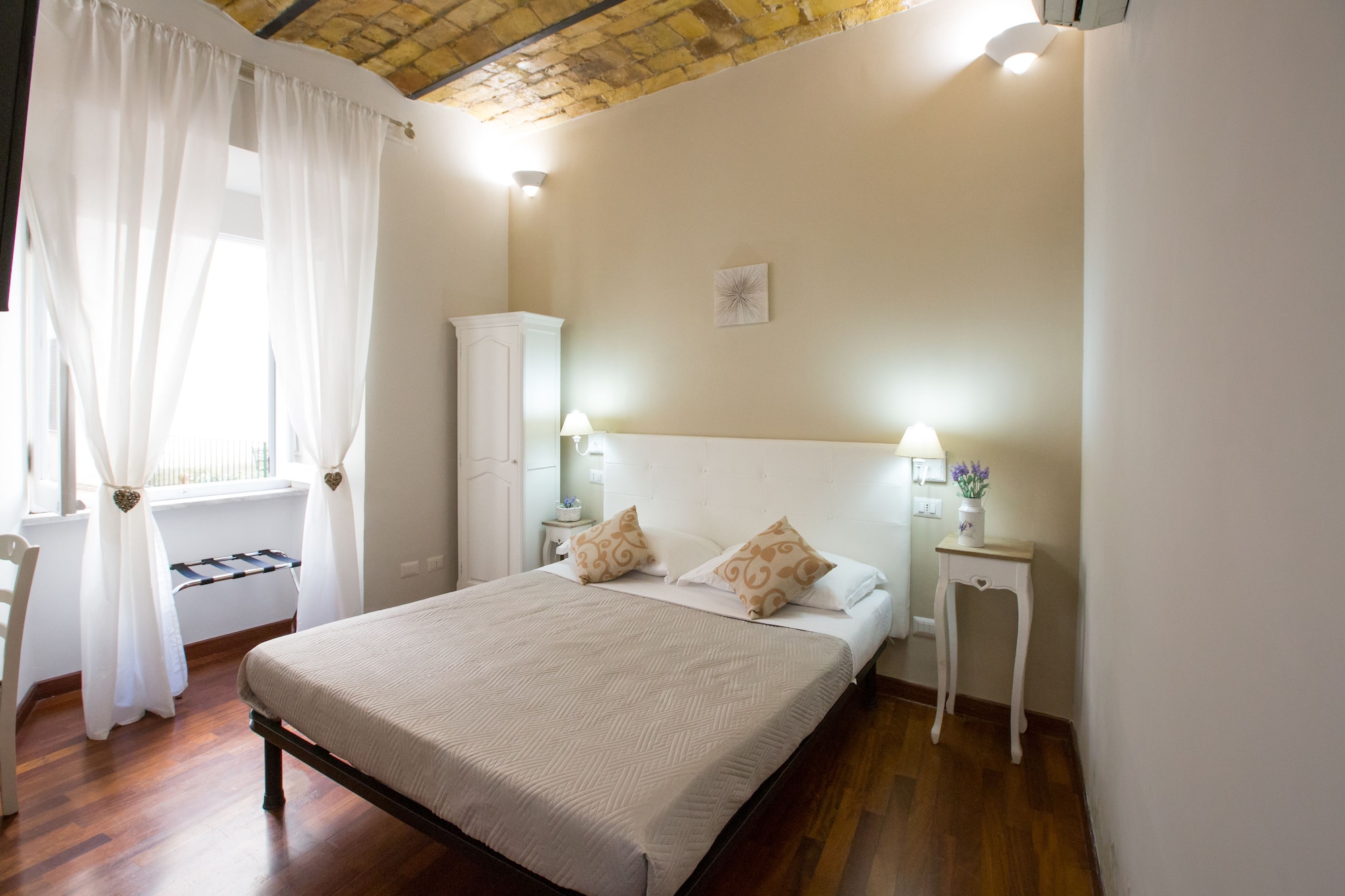 ROOM, DOUBLE BED