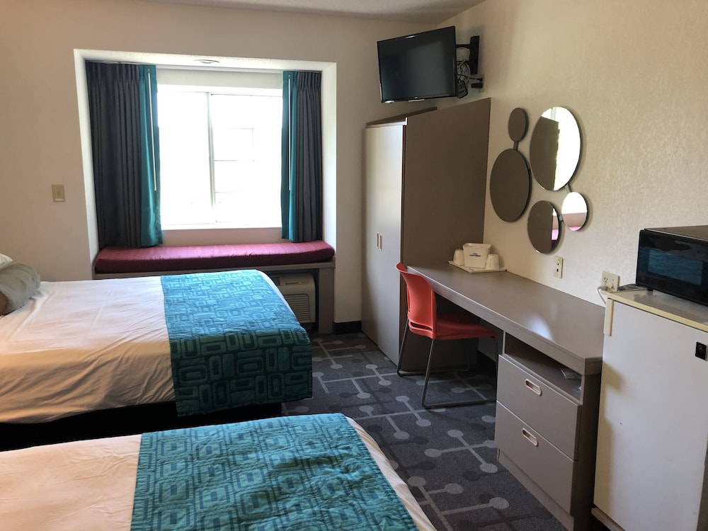 Red Lion Inn & Suites Elk Grove Village, IL 12/42
