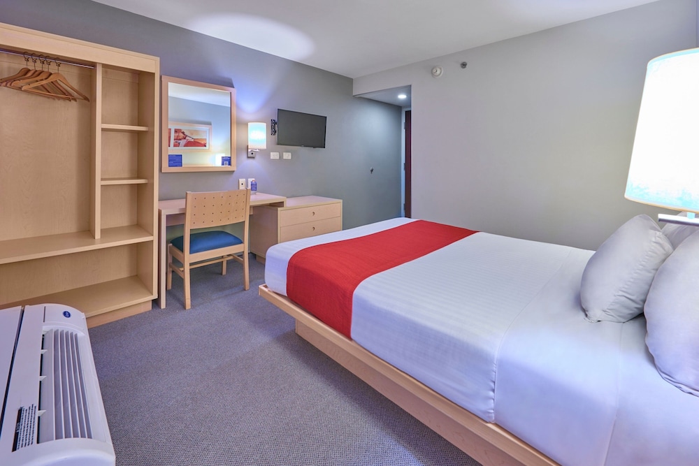 Suite, Queen Bed, Sofa