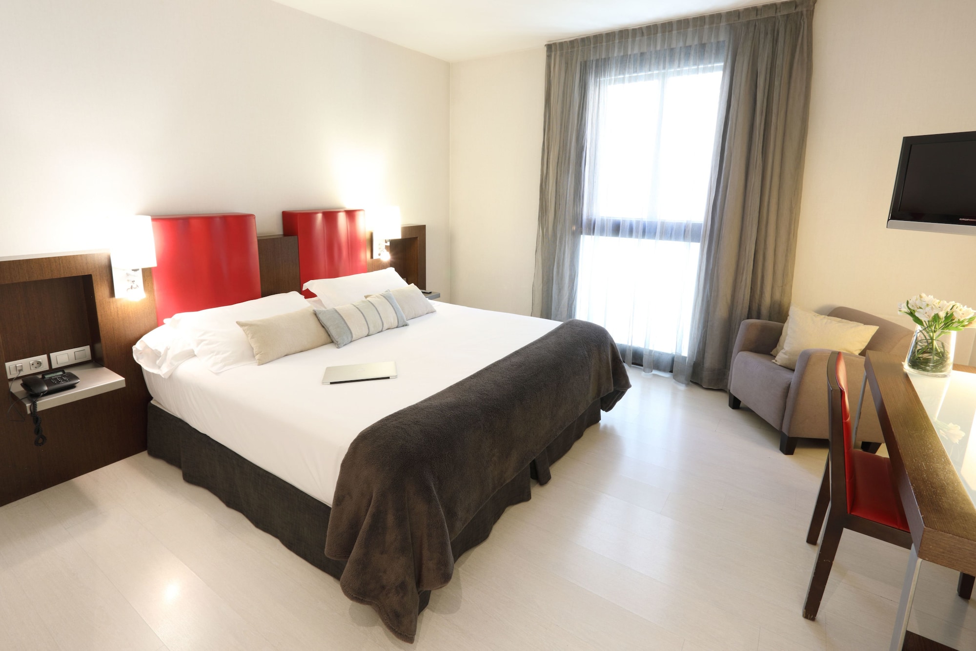 ROOM, SINGLE
