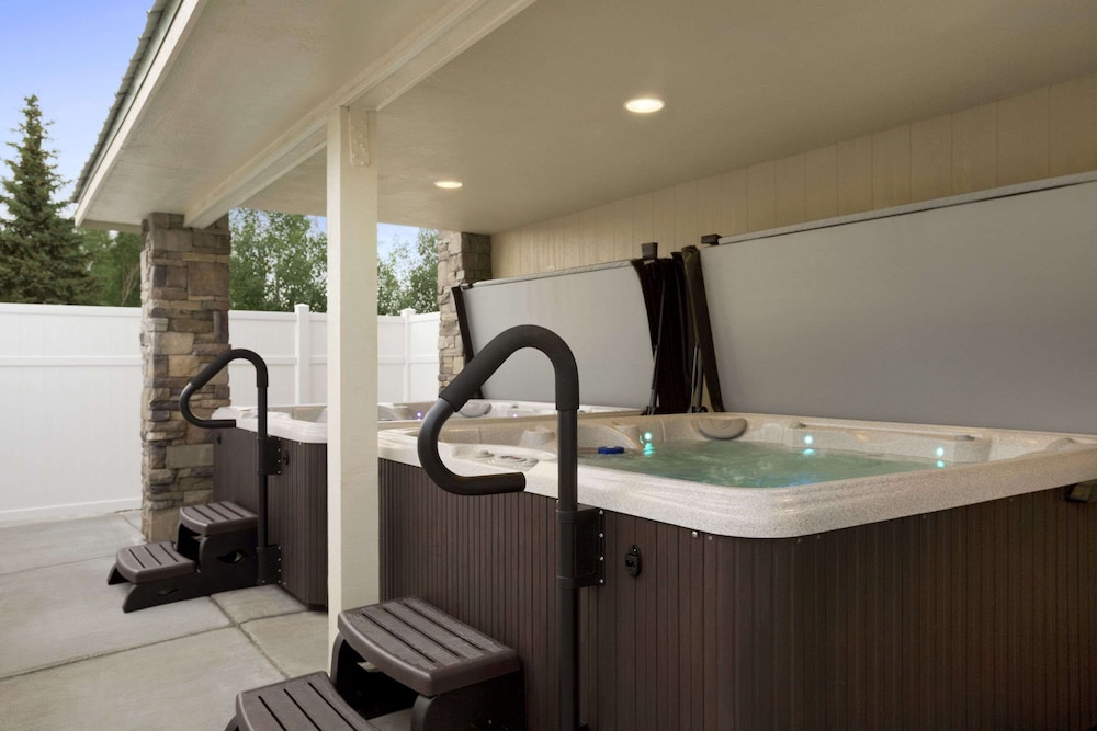 Days Inn & Suites by Wyndham Gunnison 26/46