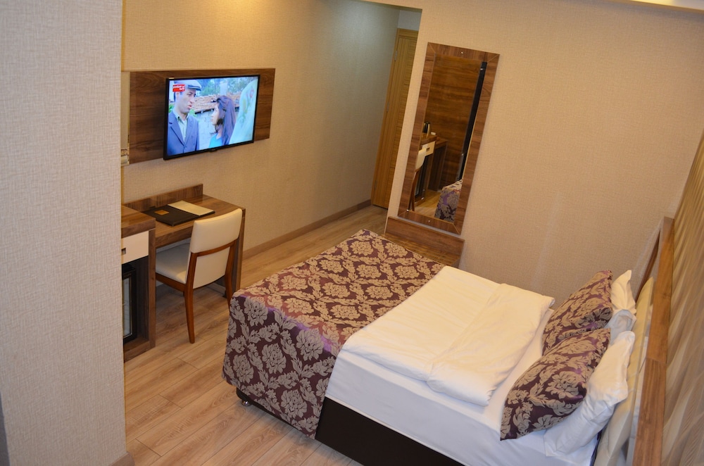 Otel Le Grand 8/22